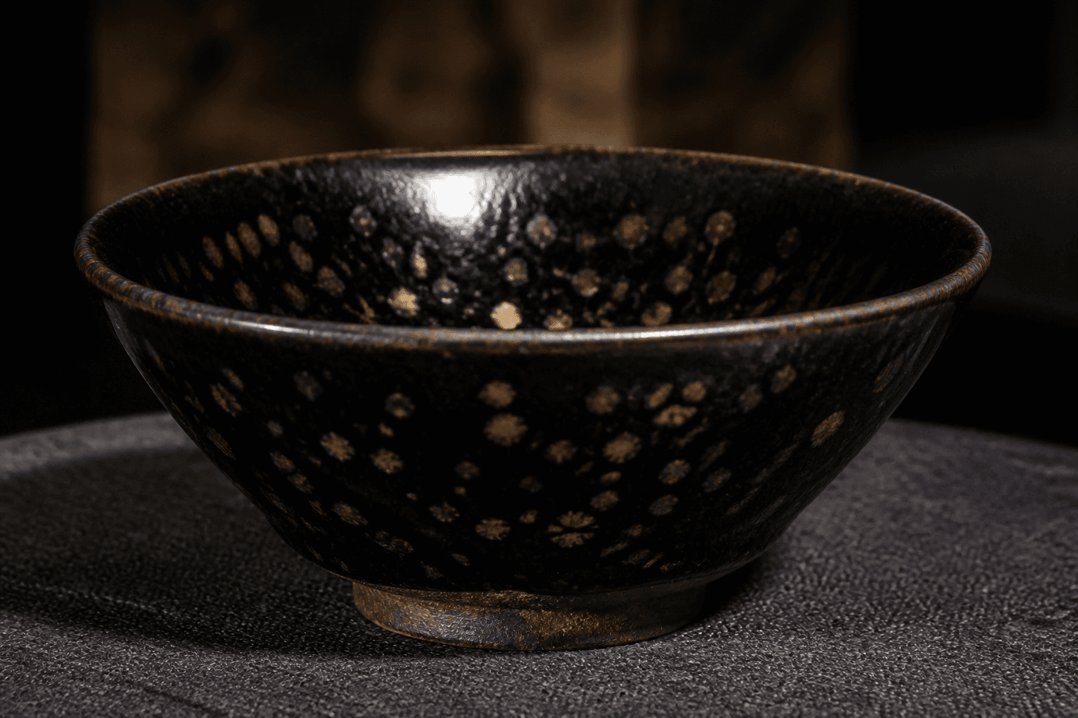 油滴釉:黑釉为底,滴点细密如星(示意视觉)